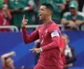 Bild: Eric Gay/AP/dpa
Rekord beim WM-Spiel der Portugiesen gegen Usbekistan: Ronaldo ist der erste Spieler, der bei sechs Weltmeisterschaften getroffen hat.
