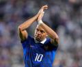 Bild: Petr David Josek/AP/dpa
Verließ das Feld unter tosendem Applaus: Kylian Mbappé.