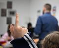 Bild: Bernd Weißbrod/dpa
Nicht immer melden sich Schüler so brav: Immer mehr Lehrkräfte nehmen das Verhalten im Klassenzimmer als Belastung wahr. (Symbolbild)