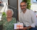 Bild: Gerhard Franz
Die 95-jährige Gertraud Weiß kennt dritten Bürgermeister Tuncer Ayten aus der "Amberger Zeitung" und freute sich am Geburtstag über seinen Besuch.