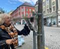 Archivbild: Schönhofen
Karin Meixner-Nentwig, Ambergs oberste "Kppenjägerin" entleerte die von ihr ins Leben gerufenen Aschenbecher selbst mehrmals die Woche. Doch jetzt sind der Behälter weg.