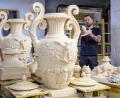 Bild: Patrick Pleul/dpa
Die Vasen der Orangerie werden erneuert.