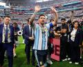 Bild: Tony Gutierrez/AP/dpa
Lionel Messi wird nach seiner nächsten Gala gefeiert - nicht nur von den argentinischen Fans.
