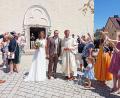 Bild: Oswald Zintl
Durch ein langes Spalier schritten Sophia Wollner und Michael Schels nach der Trauungszeremonie. Mit im Bild ist Pfarrer Gregor Schweizer.