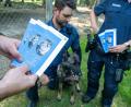 Bild: Armin Weigel/dpa
Polizeibeamte informieren Spaziergänger  in einem Wald mit Infomaterial über Maßnahmen gegen Straftaten an Wildtieren.