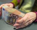Bild: Matthias Balk/dpa
Wenn es in kleinen Firmen finanziell eng wird, verzichten die Inhaber häufig auf ihr eigenes Gehalt, anstatt einen Kredit aufzunehmen.