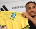 Bild: Federico Gambarini/dpa
Jamie Leweling zeigt das Brasilien-Trikot mit der Unterschrift von Ronaldo.