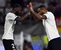 Bild: Federico Gambarini/dpa
Nach dem Schlotterbeck-Aus wieder vereint im Abwehrzentrum: Antonio Rüdiger (l) und Jonathan Tah. (Archivbild)