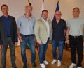 Bild: Josef Rosner
Die neue Verbandsspitze des Landkreis-Service-Centers (LSC) Tirschenreuth (von links): Markus Zapf (Landratsamt Tirschenreuth), LSC-Geschäftsführer Stefan Kleber, Landrat Hubert Schicker, Bürgermeister Hans-Peter Schärl und stellvertretenden LSC-Geschäftsführer Martin Fehr.