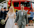 Bild: Andrea Kammerer
Das frisch vermählte Paar Laura und Dominik Friedl nach dem Durchschreiten des Schlauchspaliers der Feuerwehr Oberköblitz.