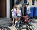 Bild: Gemeinde Schwarzenbach 
Der Verkaufsautomat neben dem Dorfladen in Schwarzenbach enthält gekühlte Getränke und Snacks für eine kleine Pause – ob beim Zwischenstopp bei einer Radtour oder außerhalb der Ladenöffnungszeiten.