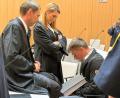 Archivbild: Gabi Schönberger
Die Verteidigung Stefanie Amann und Rouven Colbatz schirmen den Angeklagten zum Prozessauftakt vor den Kameras ab. Die Vergangenheit des Mannes wirft nun zusätzliche Fragen auf.
