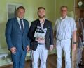 Bild: Paul Zrenner
Dr. Maxilmilian Bolch (Mitte) wird ab 1. Juli in der Praxis von Dr. Achim Nemsow in Mitterteich als angestellter Hausarzt arbeiten. Dr .Nemsow (rechts) freut sich über die Unterstützung, Bürgermeister Stefan Grillmeier (links) hatte zum Einstand ein flüssiges Präsent mitgebracht.