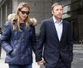 Bild: Andrew Gombert/EPA/dpa
Bode Miller (r), ehemaliger Skirennläufer, und seine Frau Morgan Beck Miller verlassen 2018 ein Gerichtsgebäude. (Archivbild)