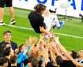 Bild: Chris Young/Canadian Press via ZUMA Press/dpa
Luka Modric wurde von seinen Teamkollegen für sein 200. Länderspiel gefeiert.