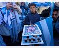 Bild: Rodrigo Abd/AP/dpa
Egal wo: Es wird Messis Geburstag gefeiert.