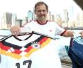 Bild: Federico Gambarini/dpa
Adidas-Chef Björn Gulden berichtete über die Anzahl verkaufter Trikots.