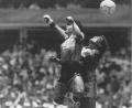 Bild: Uncredited/EL GRAFICO/dpa
Shilton (r) gegen Maradona, WM 1986: Eine der ikonischsten Szenen der Fußball-Geschichte. (Archivbild)