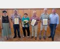 Bild: Robert Dotzauer
Bürgermeister Alexander Goller (rechts) und Zweite Bürgermeisterin Irmi Bauer (links) verabschiedeten die Ratsmitglieder Hermann Nickl (Zweiter von links), Marga Kreutzer, Manfred Plößner (Vierter von links) und Martin Wiesend (Fünfter von links). Wegen beruflicher Verpflichtungen fehlte Alexander Thurn.