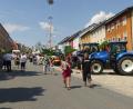 Bild: Walther Hermann
Unterm Maibaum war beim Bauernmarkt viel Technik platziert.