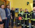 Bild: Maria Demel
Über den Defibrillator freuen sich (von links): Zweiter Bürgermeister Matthias Buron, VR-Bank-Regionalleiter Fabian Diermeier, Rescue-Train Geschäftsführer Marko Frischholz, Feuerwehr-Sanitäter Gerald Mayr, Erster Kommandant Heribert Domes sowie Vorsitzender und Zweiter Kommandant Stefan Röhrer.