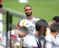 Bild: Jan Woitas/dpa
Jonathan Tah (M) beim Training vor seinem 50. Länderspiel.