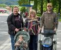 Bild: Petra Hartl
Nico Kelsch mit seinem Sohn Noel, Christa Fröhlich und Alexander Meier (von links) haben schlechte Erfahrungen mit Busfahrern im öffentlichen Nahverkehr gemacht. Sie berichten von überfüllten Bussen, mangelnder Barrierefreiheit und einem immer rauer werdenden Umgangston.