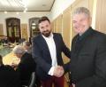 Bild: ui
Bürgermeister Sebastian Giering gratuliert Walter Rustler direkt nach der Abstimmung im Neustädter Stadtrat zur Ernennung als Europa-Beauftragter der Stadt. Der 59-Jährige ist damit quasi Nachfolger des verstorbenen Hans Schreyegg, des Ehrenvorsitzenden der Arbeitsgemeinschaft Neustadt in Europa.