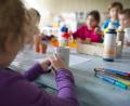 Symbolbild: Uwe Anspach/dpa
Ab August 2026 beginnt ein neuer Abschnitt für Grundschüler und -schülerinnen in Bayern: Kinder der ersten Klassen erhalten Anspruch auf Ganztagsbetreuung – ob in der Schule oder in Einrichtungen der Jugendhilfe und auch in den Ferien. Ferienangebote sind jedoch keine schulischen Veranstaltungen, sondern Aufgabe des zuständigen Trägers der öffentlichen Jugendhilfe. In Bayern sind dies Landkreise und kreisfreie Gemeinden.