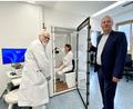 Bild: Claudia Völkl
Dr. Philipp Wagner (links) und Dr. Jürgen Herold (rechts) schätzen die Infrastruktur des früheren Nabburger Krankenhauses als gute Basis für die Praxis. Ein Herzstück ist die durchsichtige Glaskabine für Lungenfunktionstests zur genauen Diagnose und Verlaufskontrolle bei Atemwegerkrankungen.