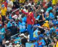 Bild: Fernando Llano/AP/dpa
Kongos Fan Michel Nkuka Mboladinga zieht beim WM-Spiel die Blicke auf sich.