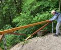Bild: Karl Müller
Eigentlich ist das Fliegenschwammerl am Mariahilfberg ja schön renoviert, doch als die Wandergruppe dort ankam, war eine Holzstange, die als Geländer fungiert, zerbrochen. Daraufhin wurden die Wanderer in Absprache mit dem Betriebshof aktiv und erneuerten das Stück in Eigenregie. Rechts: Robert Mois.