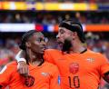 Bild: Ashley Landis/AP/dpa
Den gut ins Turnier gestarteten Niederländern um Crysencio Summerville (links) und Memphis Depay droht zum Vorrunden-Abschluss Ärger mit dem Wetter. (Archivbild)