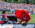 Bild: Philipp von Ditfurth/dpa
Die Ferrari-Fahrer Charles Leclerc (links) und Lewis Hamilton schützen sich im Vorjahr mit einem Schirm und einer Kühlweste vor der Hitze. Auch am Wochenende wird es in Spielberg heiß. (Archivbild)