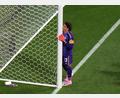 Bild: Eduardo Verdugo/AP/dpa
Ein vermutlich letzter Kuss für das, was irgendwie auch Ochoas Fußball-Heimat war.