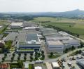 Bild: Siemens Healthineers
Der Siemens-Healthineers-Standort Kemnath erhält eine neue Fertigungshalle. In das Bild ist das rund 4500 Quadratmeter große Gebäude vorne rechts als Grafik eingefügt.