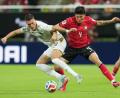 Bild: Matias Delacroix/AP/dpa
Tschechiens Patrik Schick (l) und Südkoreas Minjae Kim (Südkorea) kämpfen um den Ball. (Archivbild)