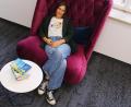 Bild: Jennifer Battaglia
Autorin Kristina Pfister in der Stadtbibliothek in Amberg.