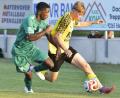 Bild: Hubert Ziegler
Intensives Duell: Neuzugang Marc Meyer (rechts) vom FC Amberg war im Testspiel gegen Schlicht um Daouda Barry (links) offensiv und defensiv gefordert.