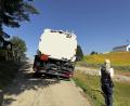 Bild: Kreisfeuerwehrverband Tirschenreuth/Klaus Schicker
Herausfordernder Einsatz mit glücklichem Ende:
Ein mit Diesel beladender Lkw droht in Beidl umzustürzen. Eine Umweltkatastrophe kann durch das Eingreifen der Feuerwehr und Mitarbeiter einer Baufirma verhindert werden.
