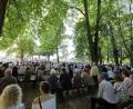 Archivbild: Wolfgang Steinbacher
Geistlicher und weltlicher Teil gehören auf dem Amberger Bergfest eng zusammen. Zahlreiche Menschen pilgern Jahr für Jahr auf den Berg, um erst einen Gottesdienst zu besuchen und anschließend Bratwürste und Bier zu genießen. Heuer beginnt das Bergfest am Samstag, 27. Juni.