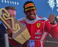 Bild: Fatima Shbair/AP/dpa
Die Erlösung: Lewis Hamilton gewann in Barcelona erstmals für die Italiener. (Archivbild)