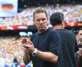 Bild: Jan Woitas/dpa
Julian Nagelsmann nach der Hymne vor dem Spiel gegen Ecuador.
