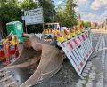 Bild: Gabi Schönberger
Die Baustelle in der Regensburger Straße in Luhe rückt unaufhaltsam weiter. Im nächsten Bauabschnitt graben sich die Baggerschaufeln auch durch die Glaubenwieser Straße, die dazu ab 29. Juni gesperrt ist.