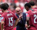 Bild: Ashley Landis/AP/dpa
Portugals Trainer Roberto Martinez im Kreis seiner Spieler.