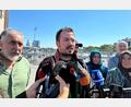Bild: Linda Say/dpa
Der Anwalt der verstorbenen Hamburger Familie begrüßt die hohen Haftstrafen vor dem Gerichtsgebäude in Istanbul.