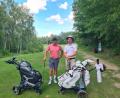 Bild: Jonas Storch
Marian Ludwig (rechts) und Spielführer des GC Stiftland Otto Gradl (links) duellieren sich bei einem freundschaftlichen Turnier.
