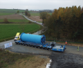 Bild: TenneT TSO GmbH
Das Bild zeigt einen Selbstfahrer auf den die Kabeltrommeln umgeladen werden, wenn der Schwertransport nicht an die Südostlink-Baustelle heranfahren kann.