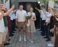 Bild: Josef Rosner
Durch ein langes Ehrenspalier mussten Ramona Wolfrum und Dominik Sellner beim Gästehaus St. Joseph schreiten, als sie nach der standesamtlichen Trauung die vielen Glückwünsche entgegen nahmen.