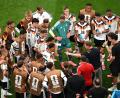 Bild: Federico Gambarini/dpa
Bundestrainer Julian Nagelsmann (M/r) nutzte die Trinkpause, um taktische Dinge zu erklären. (Archiv)